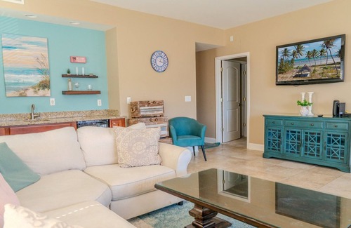 Ash Condo | Stunning Ocean Breeze Luxury Villas 4D-Across The Street From The Ocean! Sleeps 10 guests!