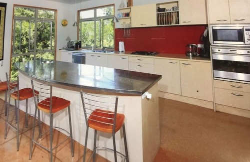 Waiheke Island House | Stunning Otakawhe Bay Beach Peaceful Sanctuary Orapiu, 80m flat walk to beach