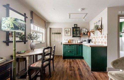 Cobham House | Stunning Private En-suite Studio in Cobham