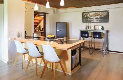 Caux House | Stunning private villa for 5 guests with WIFI, TV, terrace, pets allowed and panoramic view