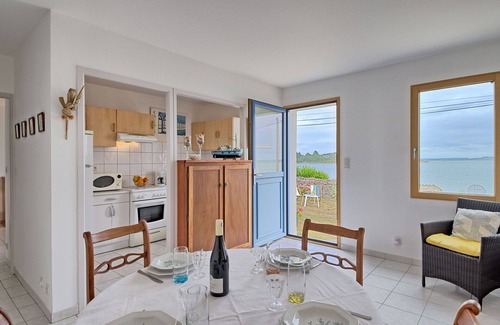 Asserac House | Stunning private villa for 4 people with WIFI, TV, patio and pets allowed