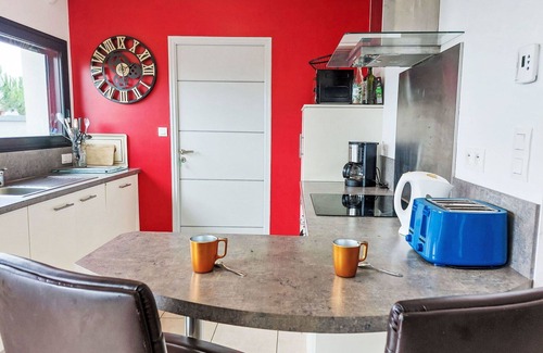Saint-Nic House | Stunning private villa for 6 guests with WIFI, TV, terrace and pets allowed