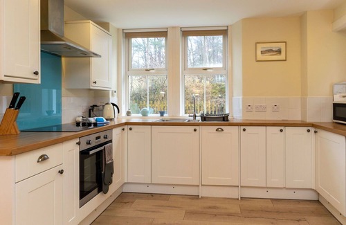 Alvie House | Stunning private villa for 8 people with WIFI, TV, patio and pets allowed