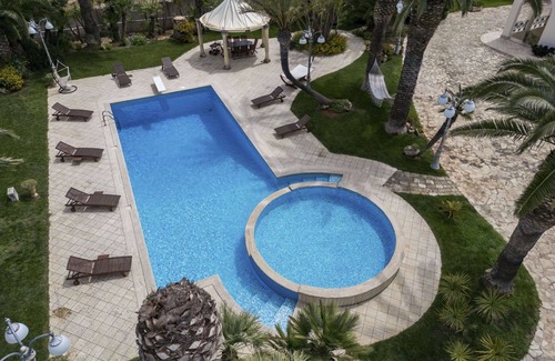 Nardo Villa | Stunning private villa with WIFI, A/C, private pool, hot tub, TV, patio and pets allowed