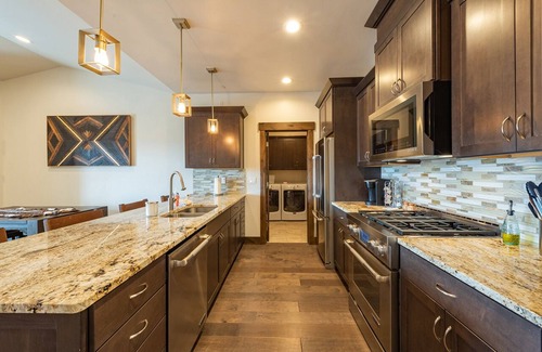 Park City House | Stunning Retreat, Majestic View, Private Hot Tub, Grill, Close to Main Street!