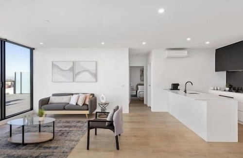 Footscray Apartment | Stunning River & City Views + Huge Balcony!