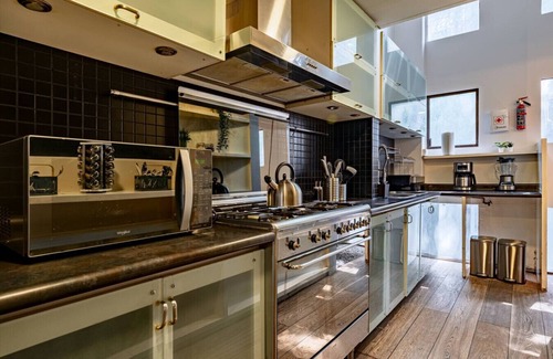 Roma Norte House | Stunning Roma House with Beautiful Patio 16 PAX
