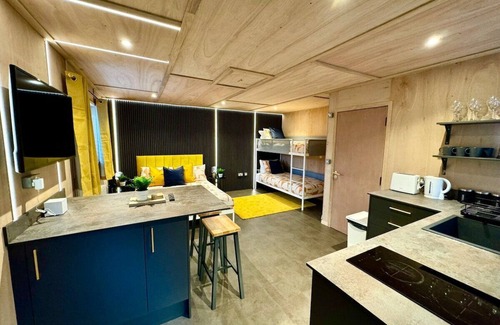 Westbourne Apartment | Stunning Secret Studio - Beach Retreat - Sleeps 4