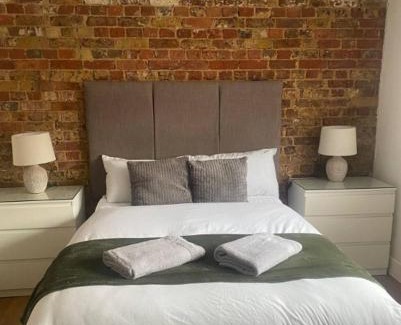 Banstead Apartment | Stunning Studio1, Banstead with free off st parking