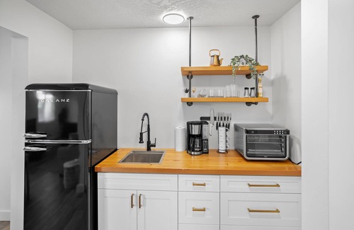 Lake Cowichan Hotel | Stunning Suite at Riverside Boutique Motel - Skutz