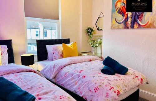 Westcliff-on-Sea House | Stunning Tropical Oasis in Southend-on-Sea By Artisan Stays I Weekly or Monthly Stay Offer I Free Parking I Sleeps 7