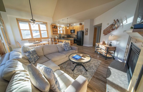 River Run Condo | Stunning Unit in River Run Village Walk to Slopes!