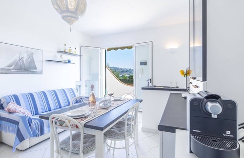 Pantai House | Stunning villa for 6 people with pool, WIFI, TV and terrace