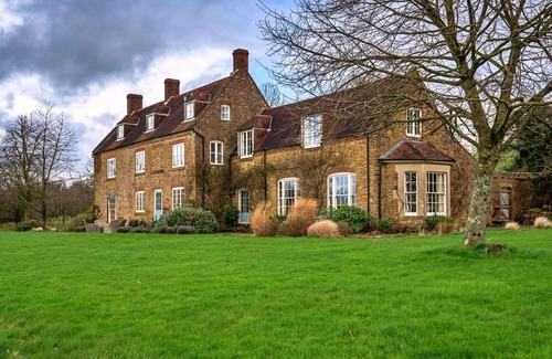 Wincanton House | Stunning villa for 16 guests with WIFI, terrace and pets allowed