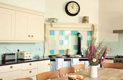 Saltash House | Stunning villa for 19 people with WIFI, pool, TV, terrace and pets allowed