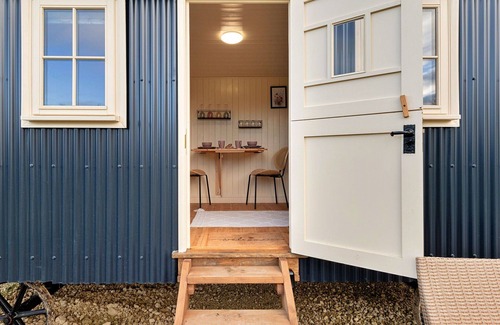 Brackley House | Stunning villa for 2 people with WIFI and pets allowed