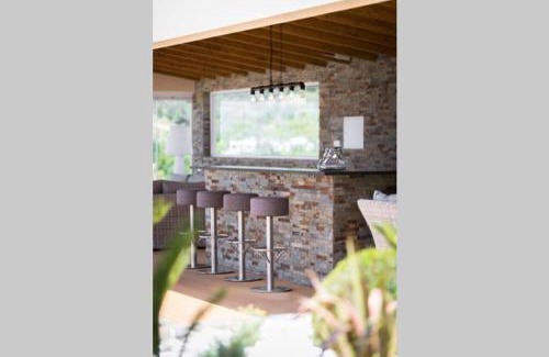 Loule Villa | Stunning villa, heated pool, pool bar, sea views by Lisbeyond