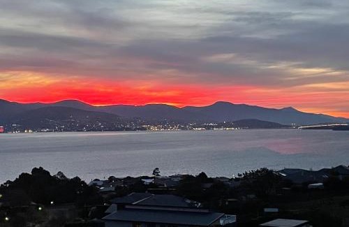 Tranmere Apartment | Stunning water view home in Hobart