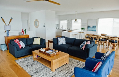 Newhaven House | Stunning water views with heated swim/spa near to public boat-ramp, beach, shops