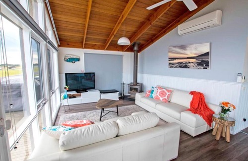 Kilcunda House | Stunning Waterfront only 10 minutes to Phillip Island - FREE EV UNIT 7kW for electric cars - pet friendly, fireplace FREE WIFI wine & chocolates