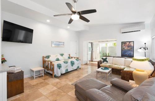 Coconut Grove Apartment | Stylish 1BR Apartment with AC Full Kitchen & WD - Just Steps to the Beach