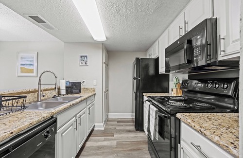 Addison Apartment | Stylish 1BR + pool Walk to Bars & Bites in the heart of Addison