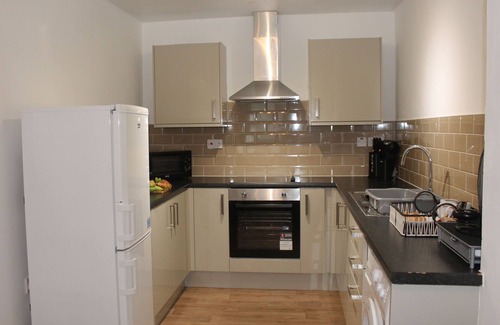 Wolverhampton Apartment | Stylish 2 bed apt | Free parking | Perfect for contractors and leisure stays