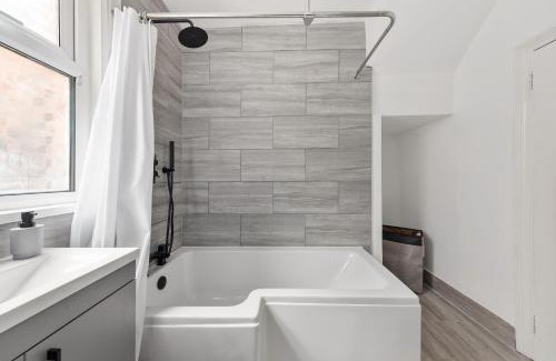 Lea Bridge Apartment | Stylish 2-Bed Apartment with Private Garden