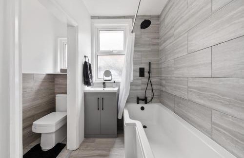 Lea Bridge Apartment | Stylish 2-Bed Apartment with Private Garden