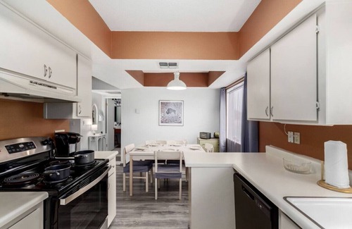 Paradise Valley Village Apartment | Stylish 2BR Condo w/Gym, Pool & Hot Tub Access