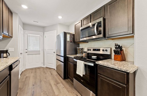 Fort Worth House | Stylish 2BR Fenced Yard w/Grill & Dog friendly. Located to many attractions.
