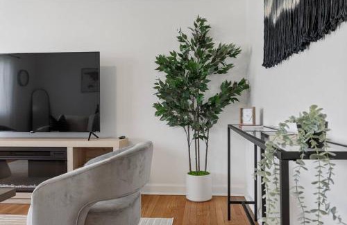 Des Plaines Apartment | Stylish 2BR Near O'Hare Modern & Easy Access