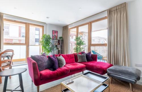 Abbey Wood Apartment | Stylish 3 Bed 2 Bath Flat Lake Views Parking Pass the Keys