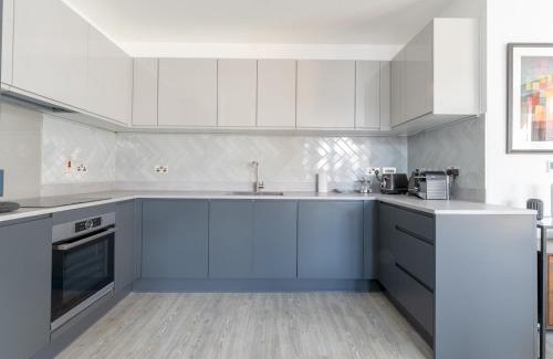 Abbey Wood Apartment | Stylish 3 Bed 2 Bath Flat Lake Views Parking Pass the Keys