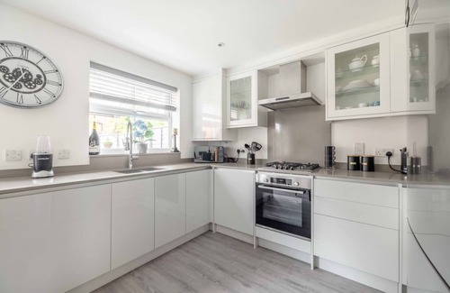 Langley Marish House | Stylish 3-Bed House in Langley | Driveway Parking!