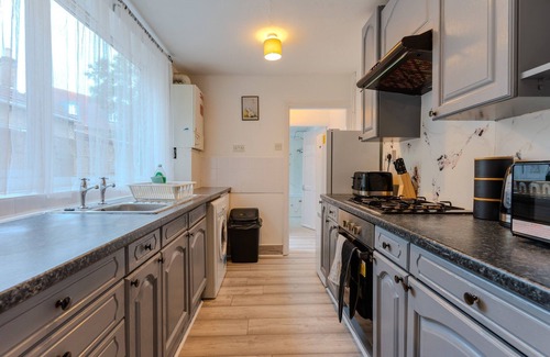 Gillingham House | Stylish 3 Bed House - Sleeps 6, Pool Table, Near Station, Contractor Friendly