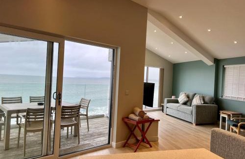Westleigh Apartment | Stylish 3-Bed Seaview Retreat with Balcony - Steps from the Beach - Westward Ho!