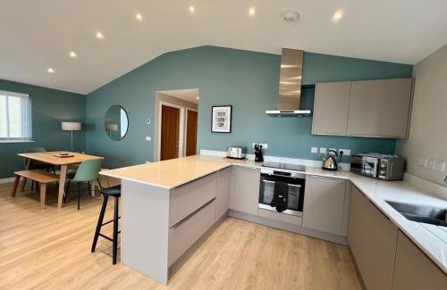 Westleigh Apartment | Stylish 3-Bed Seaview Retreat with Balcony - Steps from the Beach - Westward Ho!