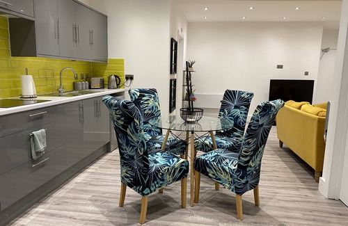 Cwmbrwla Apartment | Stylish 3beds Nystyle Apt - Parking, Self Check-in