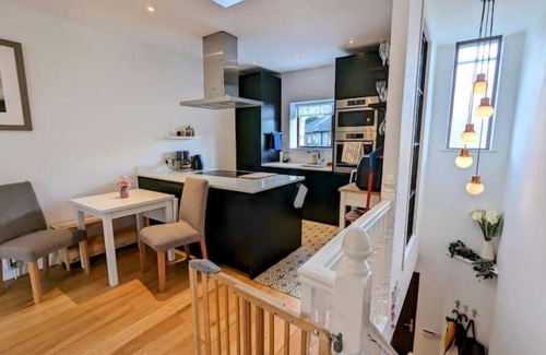 Sandycove House | Stylish 3BR Dun Laoghaire Home Nr. Beach & Train