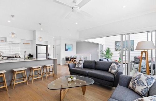 Camp Hill Apartment | Stylish 3BR Townhouse CampHill - WiFi, Parking