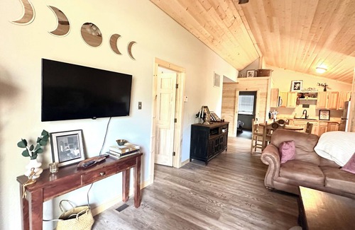 Ruidoso Cabin | Stylish 4 bd 2 bath. 5 mins to Midtown shopping & bars. Sleeps 12. Pet friendly