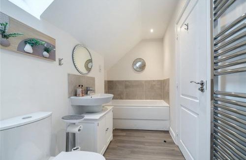 Ebbsfleet Valley Apartment | Stylish 4BR with Summerhouse