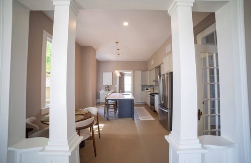 San Jacinto House | Stylish 5-BD Historic House Freshly Renovated - Close to Strand and Beach