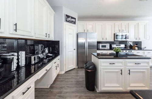 Barker House | Stylish 7-BR w Pool & Spa 20 Mins Downtown