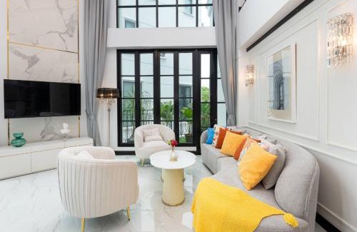 Phra Khanong Nuea Villa | Stylish 7Beds Poolhouse with Cinema Lift - 2min to BTS