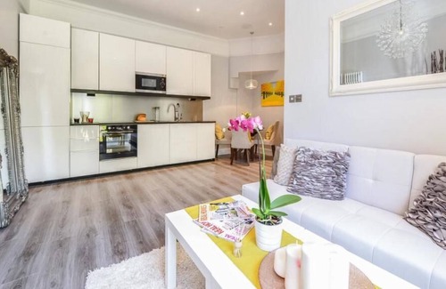 Ealing Common Apartment | Stylish and Comfort 2BR Flat