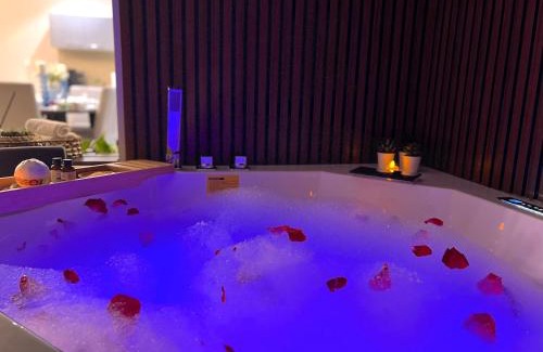 Muscat Apartment | Stylish Apartment with a Jacuzzi (Park&Pool View)