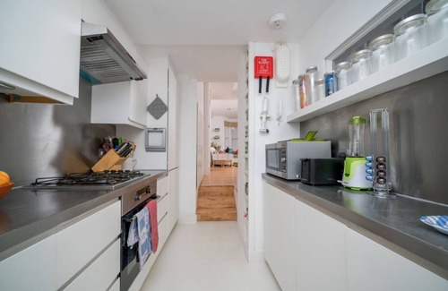 Shepherd's Bush Apartment | Stylish apartment with two beds in Shepherd’s Bush