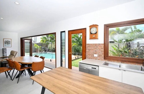 Bokarina Apartment | Stylish Beach Side Gem - pool, beach ZG7